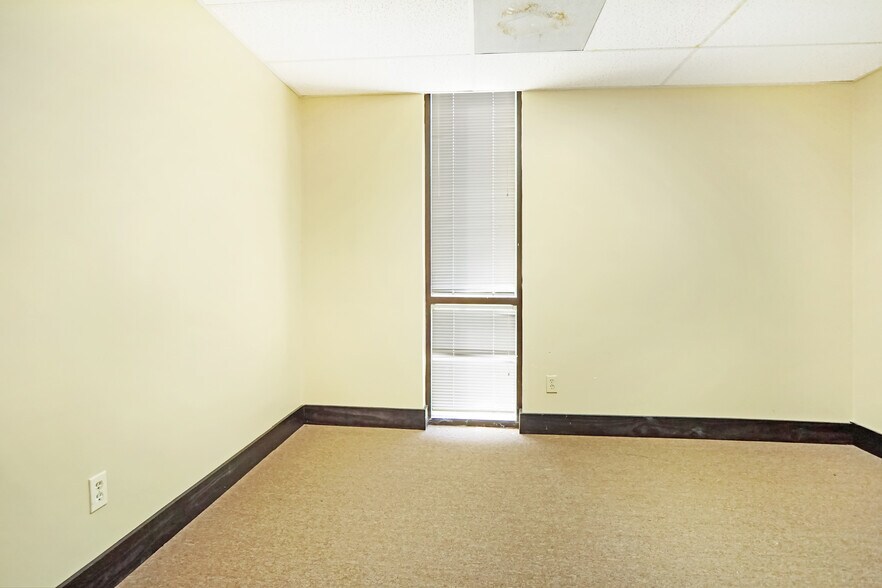 More Photos Of 1560 Commercial Ct, Jonesboro Office For Sale