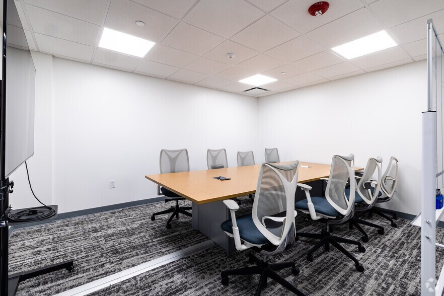 More Photos Of 154 Calvary St, Waltham Research And Development For Lease