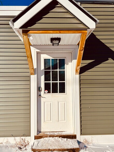 More Photos Of 42 Central St, Newport Apartments For Lease