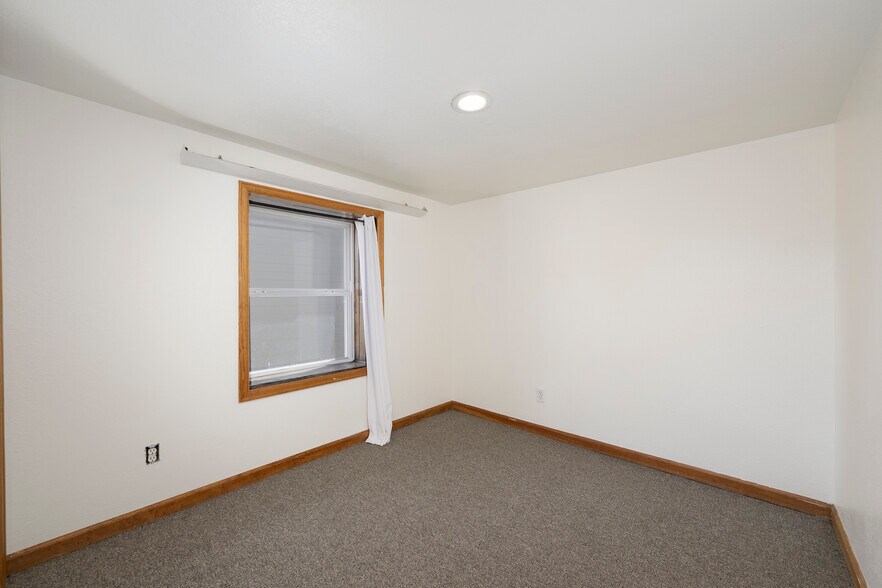 More Photos Of 695 Agate ave, Granby Flex For Sale