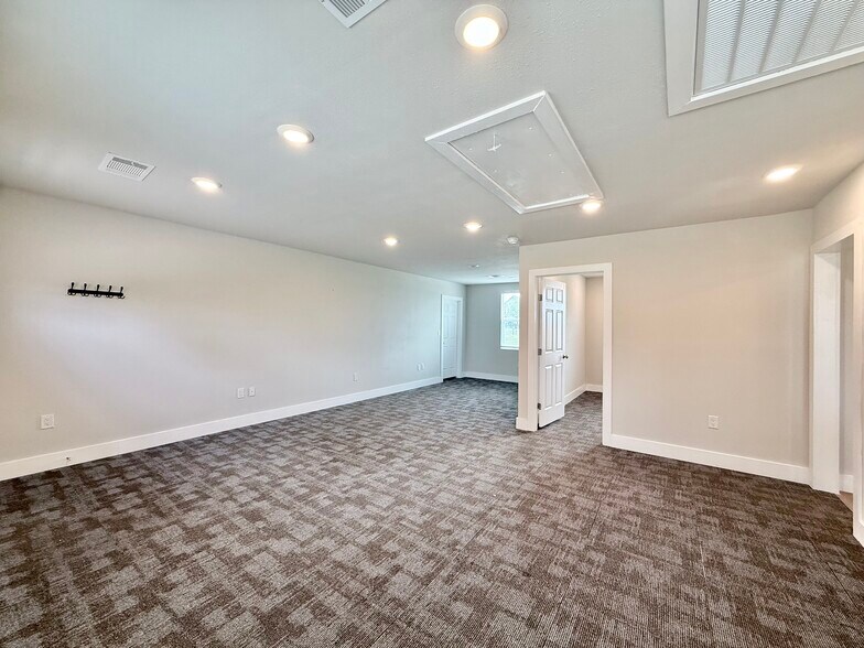 More Photos Of 300 Carmel Creekside Dr, Hutto Warehouse For Sale