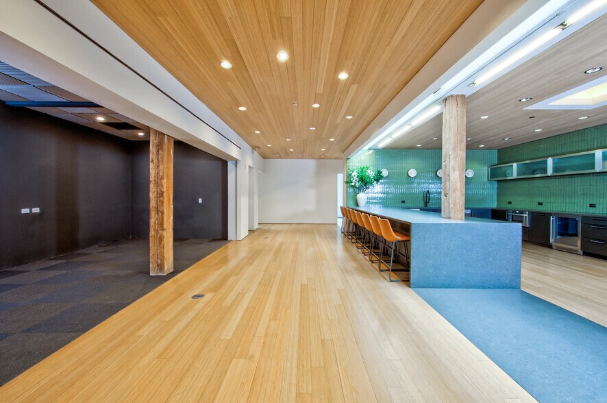 More Photos Of 225 W Ohio St, Chicago Office For Lease