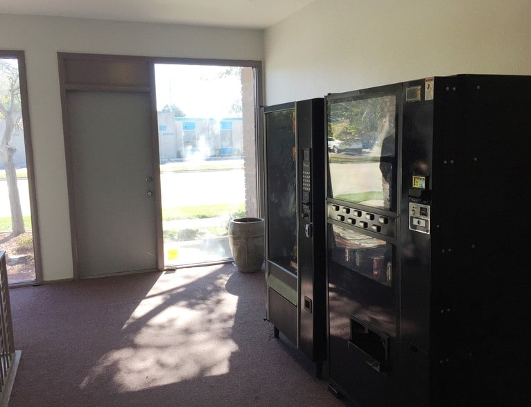 More Photos Of 17200 W 10 Mile Rd, Southfield Office For Lease