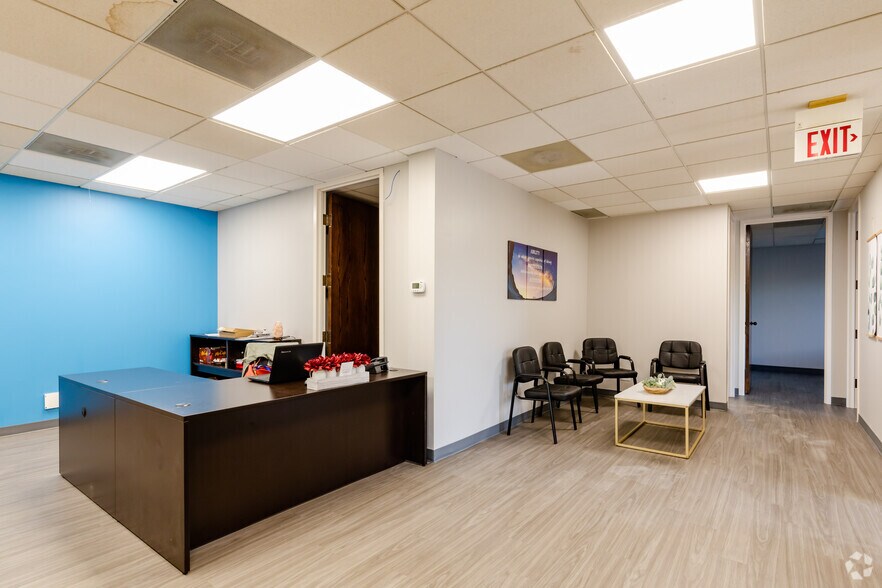 More Photos Of 1835 Rohlwing Rd, Rolling Meadows Unknown For Lease