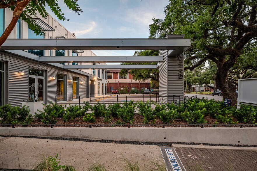 More Photos Of 1500 McGowen St, Houston Restaurant For Lease