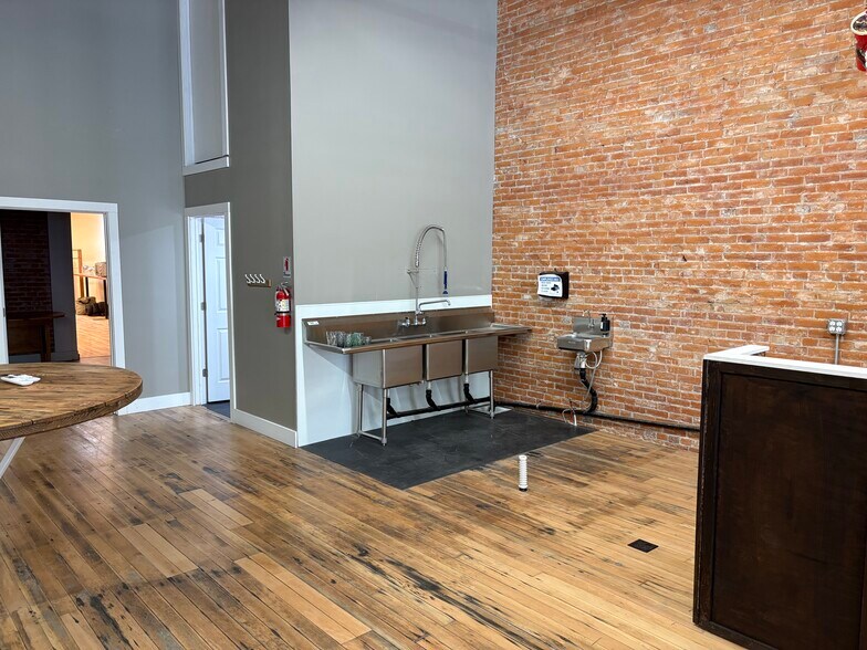 More Photos Of 211 E Main St, Dayton General Retail For Sale