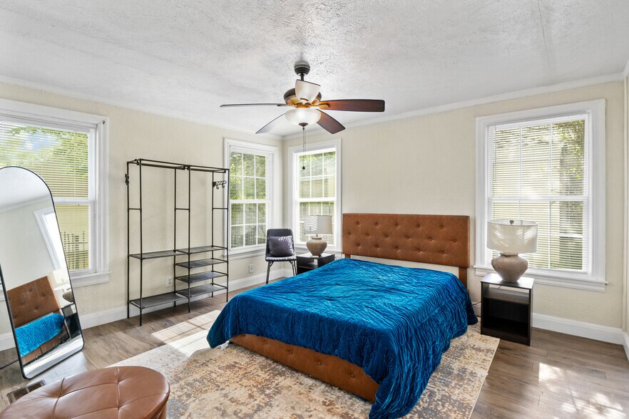 More Photos Of 2701 Benbrook Blvd, Fort Worth Flex For Sale