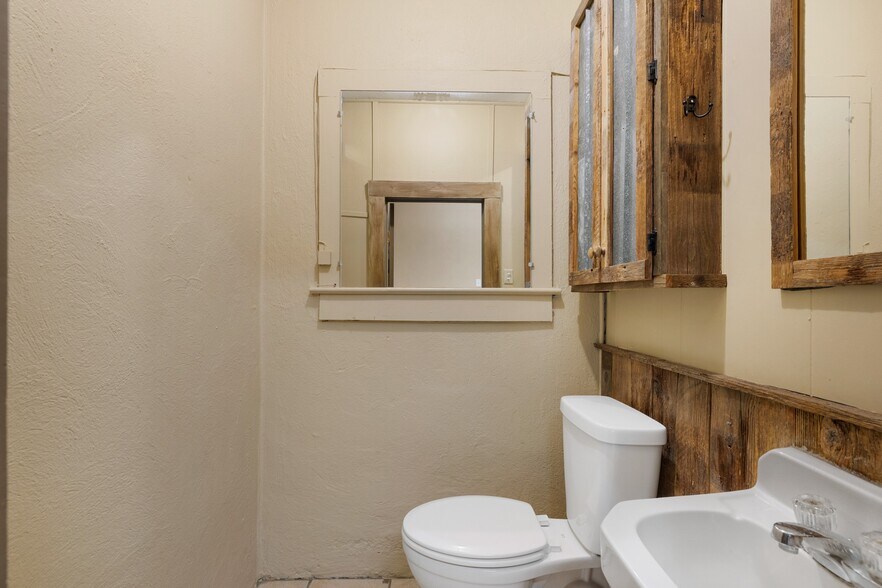 More Photos Of 807 Main St, Blanco Office For Sale