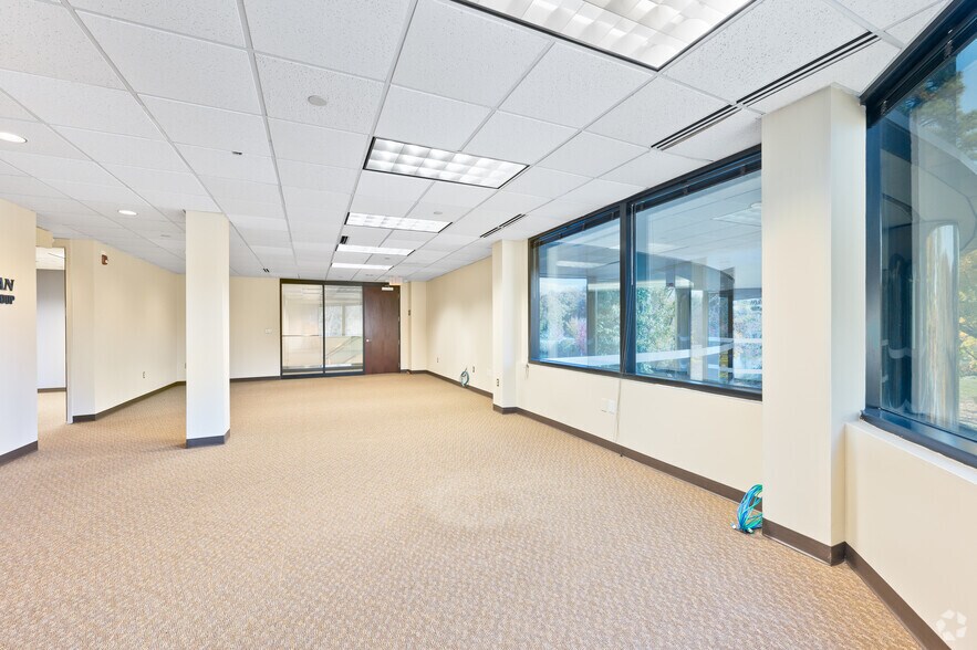 More Photos Of 2820 Waterford Lake Dr, Midlothian Office For Lease