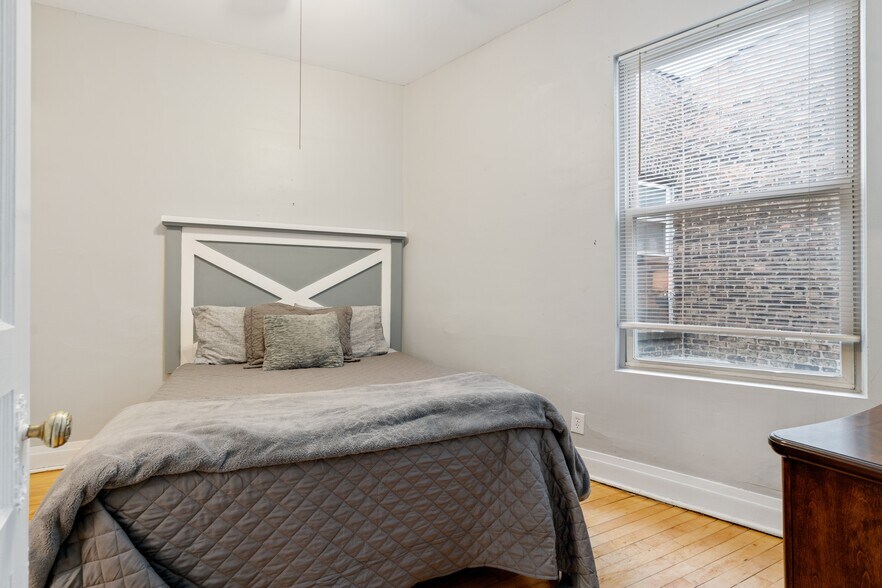 More Photos Of 3801-3809 N Clark St, Chicago Restaurant For Sale
