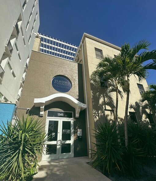 More Photos Of 1345 2nd St, Sarasota Office Residential For Sale