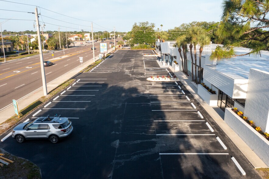 More Photos Of 3801 Bee Ridge Rd, Sarasota Storefront For Sale