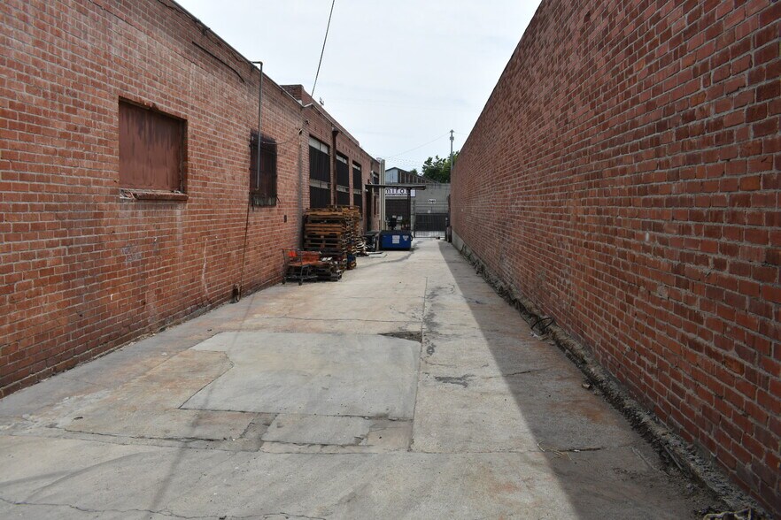 More Photos Of 851 E 60th St, Los Angeles Warehouse For Sale