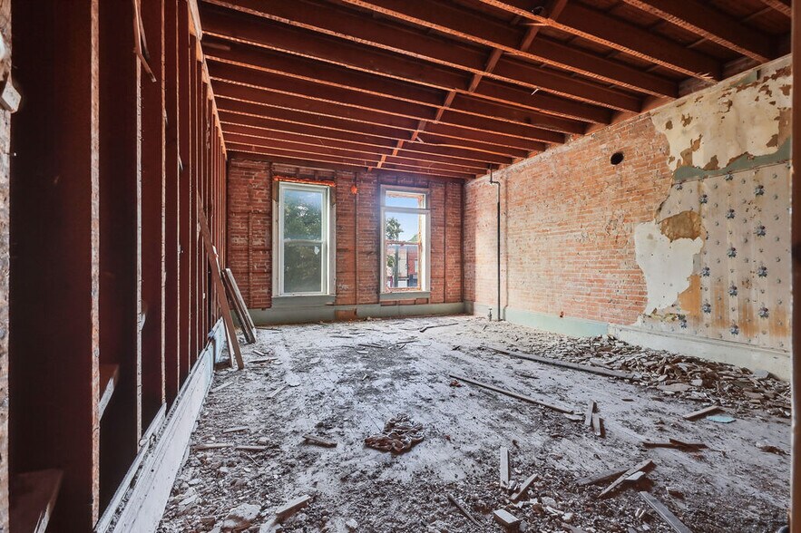 More Photos Of 114-116 W Broadway, Fulton Multifamily For Sale