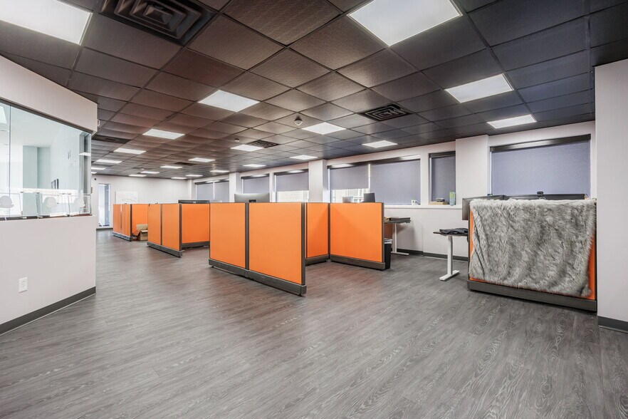 More Photos Of 550 E Main St, Rochester Office For Sale