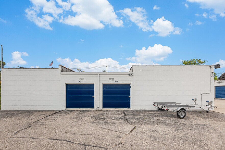 More Photos Of 33833 Garnet St, Clinton Township Self Storage For Sale