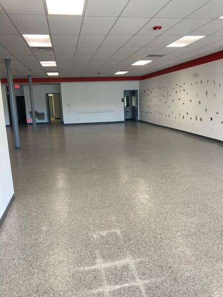 More Photos Of 807-815 Devon Ave, Park Ridge Storefront Retail Residential For Lease