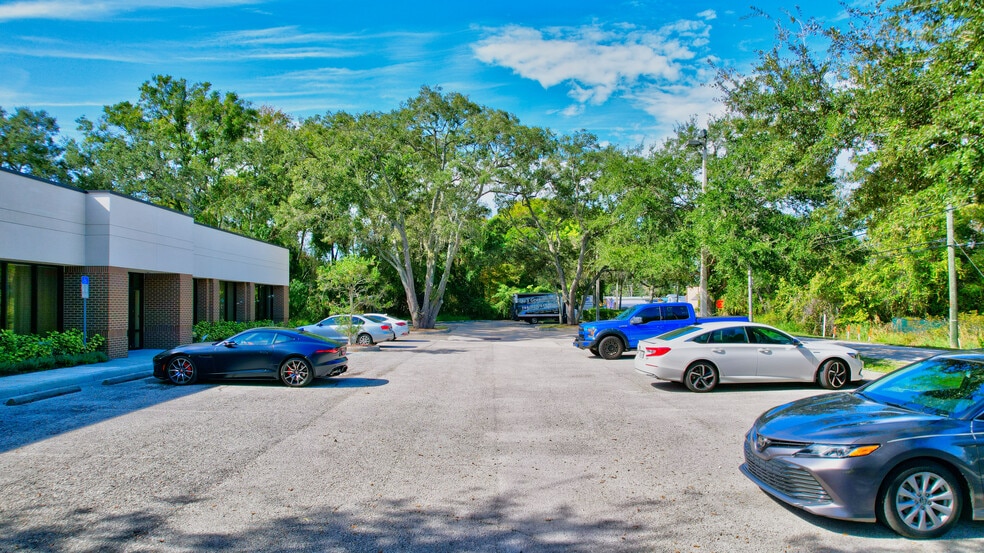 More Photos Of 5620 W Sligh Ave, Tampa Loft Creative Space For Lease