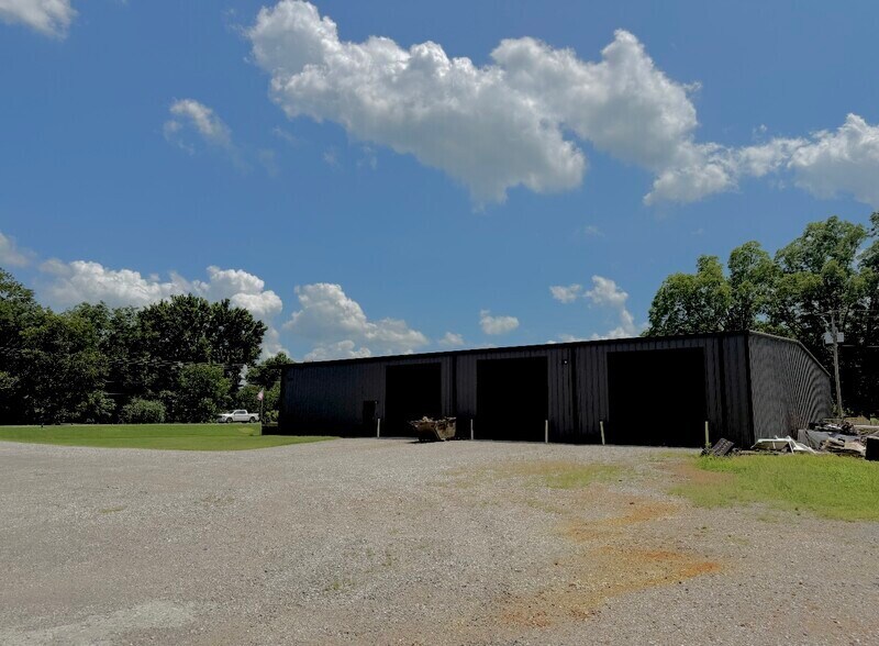 More Photos Of 25 Mack St, Batesville Showroom For Lease