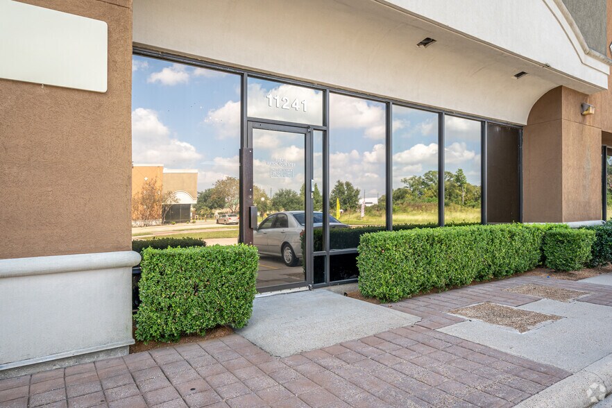 More Photos Of 11233 Crown Park Dr, Houston Unknown For Lease