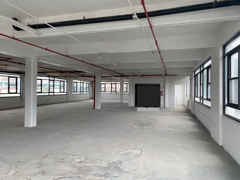 More Photos Of 753-755 E 134th St, Bronx Warehouse For Lease
