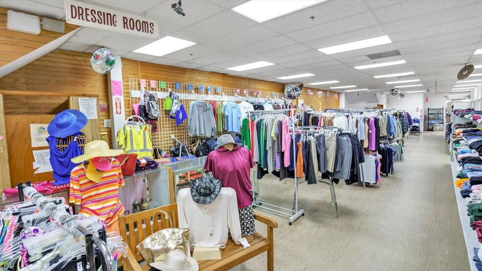 More Photos Of 14 Front St, Greenport Freestanding For Lease