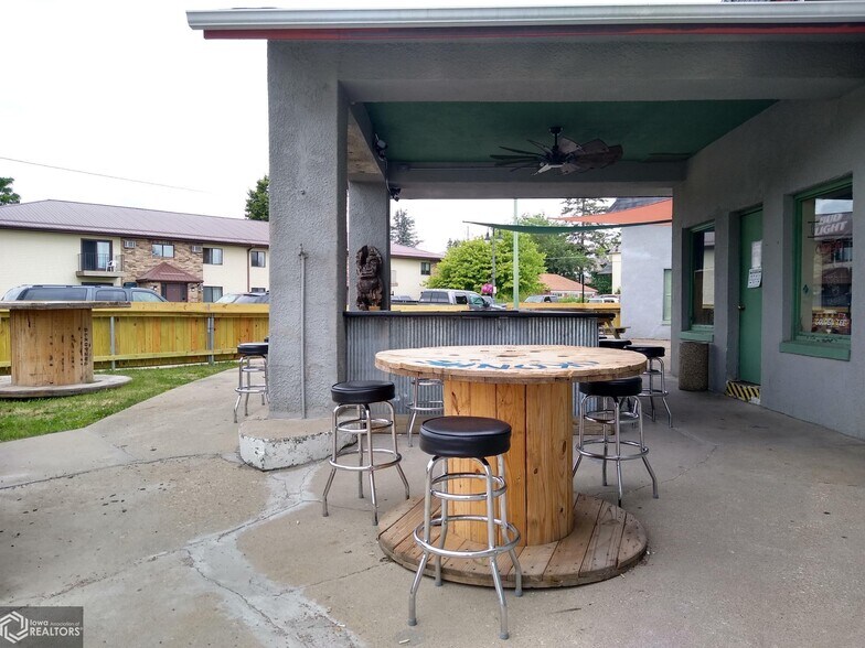 More Photos Of 909 State St, Grinnell Restaurant For Sale
