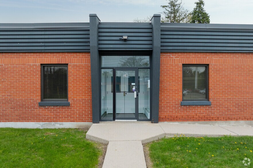 More Photos Of 340 Saskatoon St, London Showroom For Lease