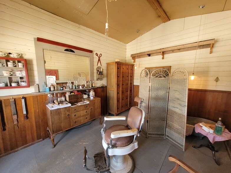 More Photos Of 331 W Rockspring Ln, Benson Movie Radio TVStudio For Sale