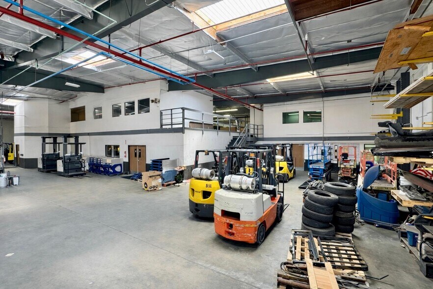 More Photos Of 1005 E Orangethorpe Ave, Anaheim Warehouse For Sale