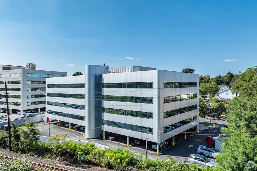 More Photos Of 40 Cutter Mill Rd, Great Neck Office For Lease