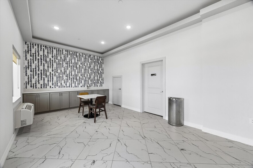 More Photos Of 6424 Queenston Blvd, Houston Hotel For Sale