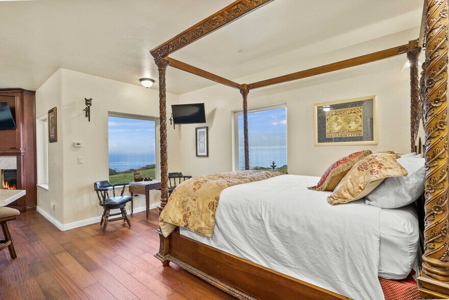 More Photos Of 266 Dolphin Dr, Whitethorn Hotel For Sale