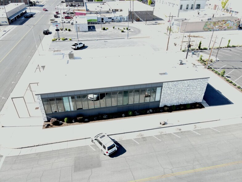 More Photos Of 401 S 7th St, Sunnyside Bank For Sale