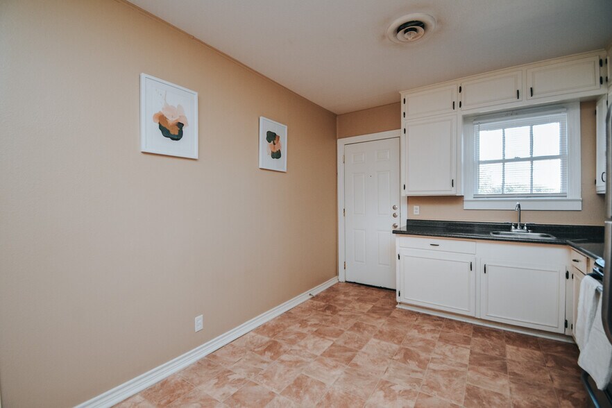 More Photos Of 1503 E Virginia Ave, Victoria Apartments For Sale