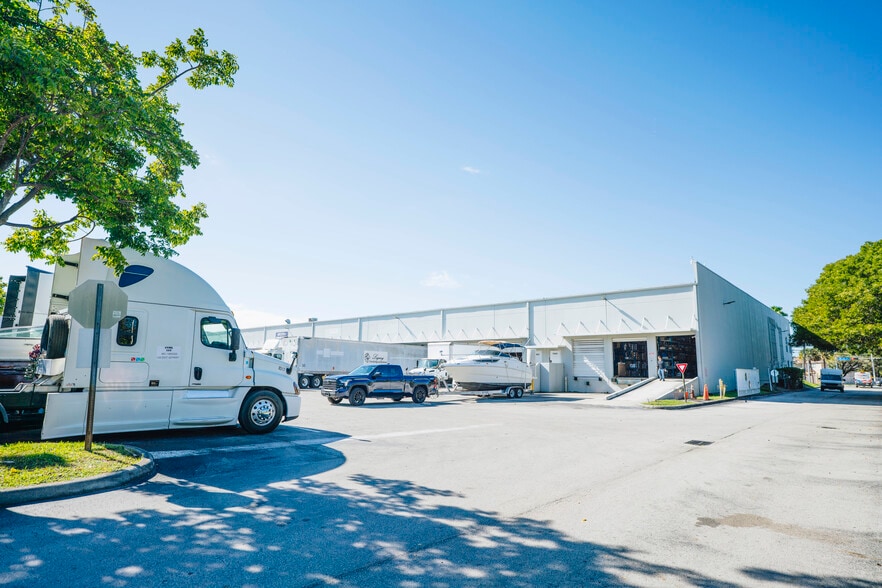 More Photos Of 7865 NW 46th St, Doral Warehouse For Lease