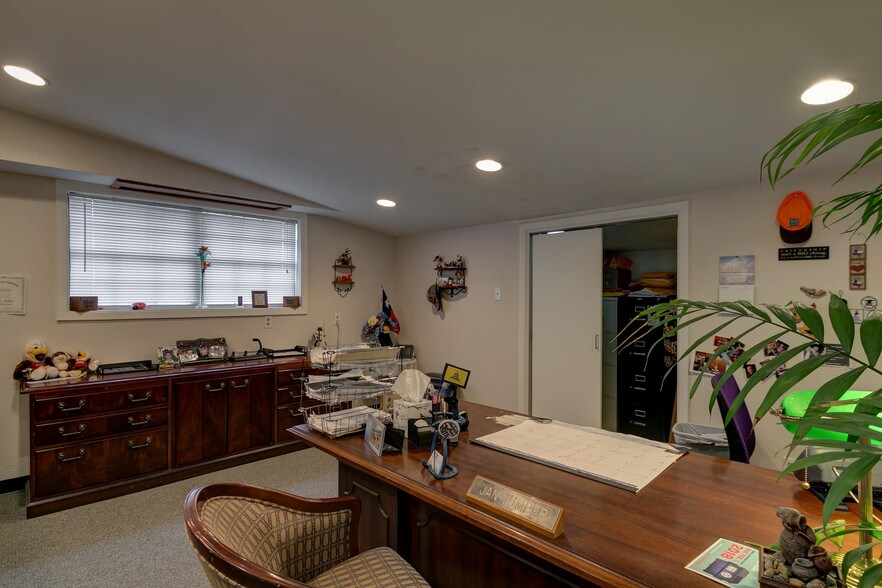 More Photos Of 8411 N Interstate 35, Austin Office For Lease