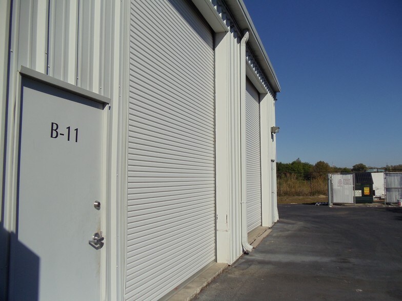 More Photos Of 3560 Work Dr, Fort Myers Warehouse For Lease