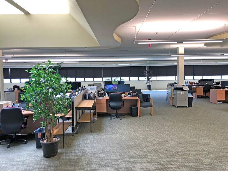 More Photos Of 6 Kitty Hawk Lndg, Londonderry Office For Lease