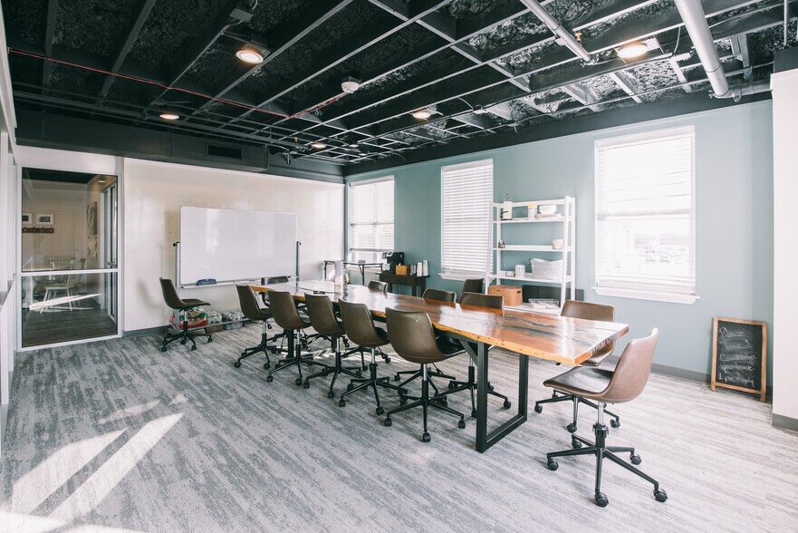 More Photos Of 401 Bolivar St, Denton Office For Sale