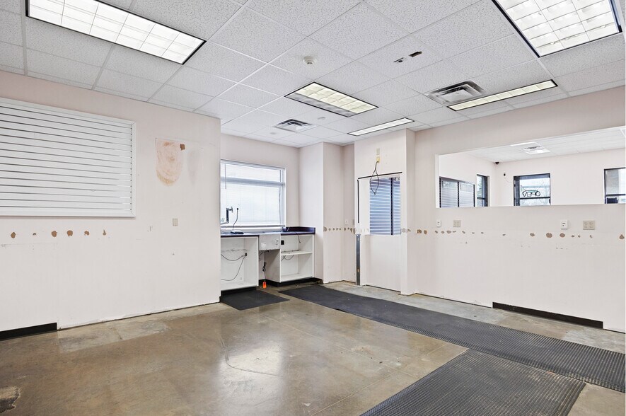 More Photos Of 1495 E 10th St, Jeffersonville Drugstore For Lease