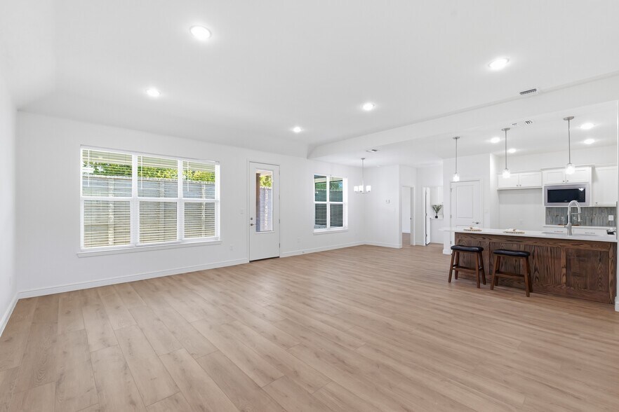 More Photos Of 200-210 Ewell st, Granbury Apartments For Sale