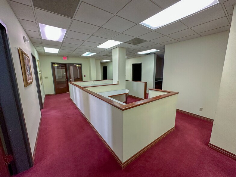 More Photos Of 200 S 6th St, Springfield Office For Lease