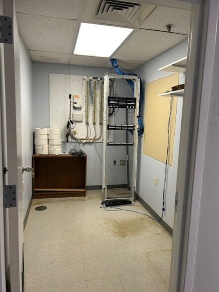 More Photos Of 7 Perimeter Rd, Manchester Light Manufacturing For Lease