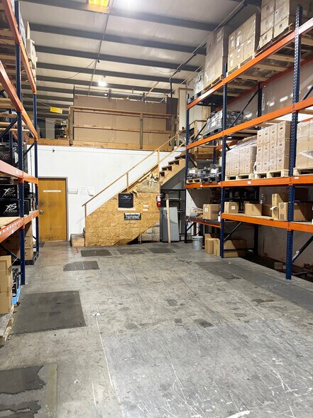 More Photos Of 2847 John Deere Dr, Knoxville Light Distribution For Lease