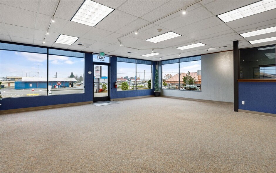 More Photos Of 1421 SW Barlow St, Oak Harbor General Retail For Sale