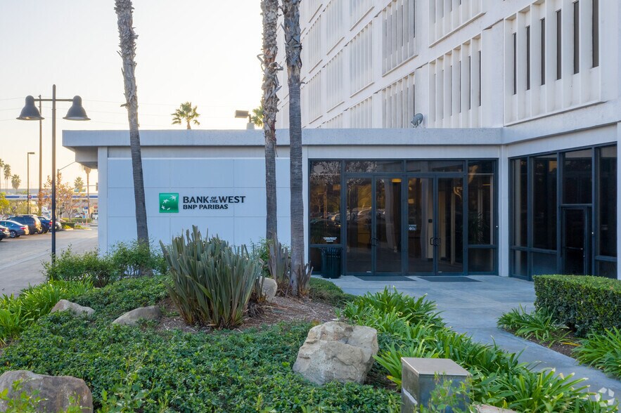 More Photos Of 6055 E Washington Blvd, Commerce Office For Lease