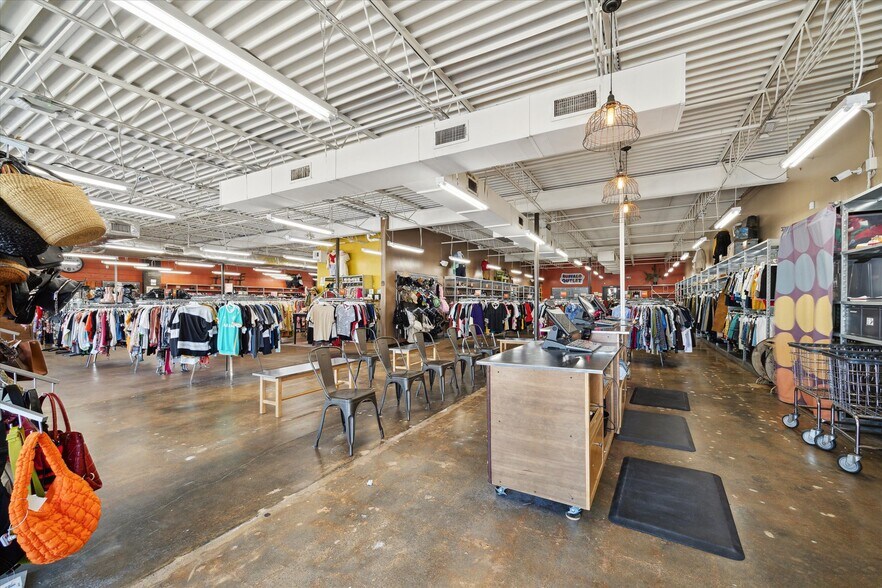 More Photos Of 2901 S Shepherd Dr, Houston Storefront For Lease