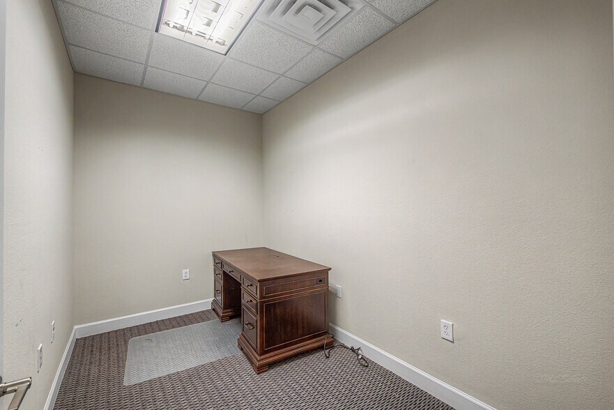 More Photos Of 633 E Fernhurst Dr, Katy Medical For Sale