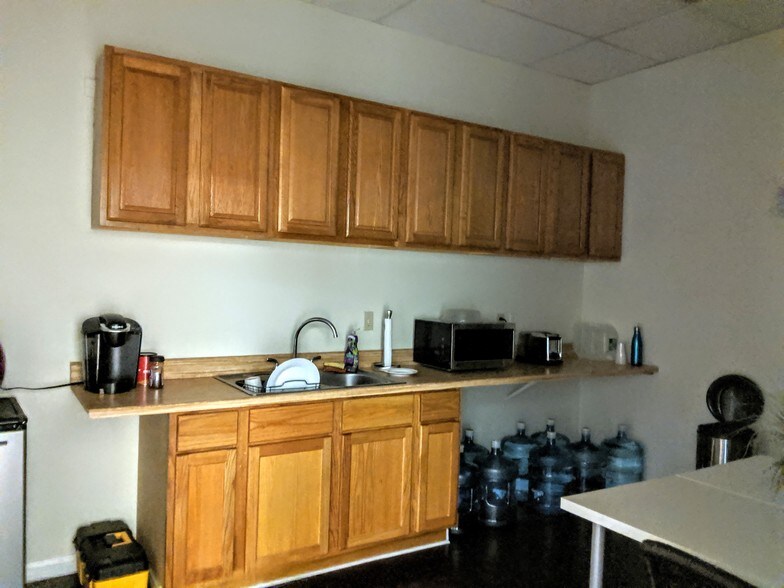 More Photos Of 22024 Lassen St, Chatsworth Office For Sale